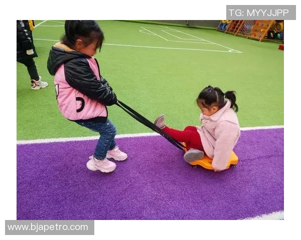 两小孩挑战足球明星的趣味视频引发热议与欢笑